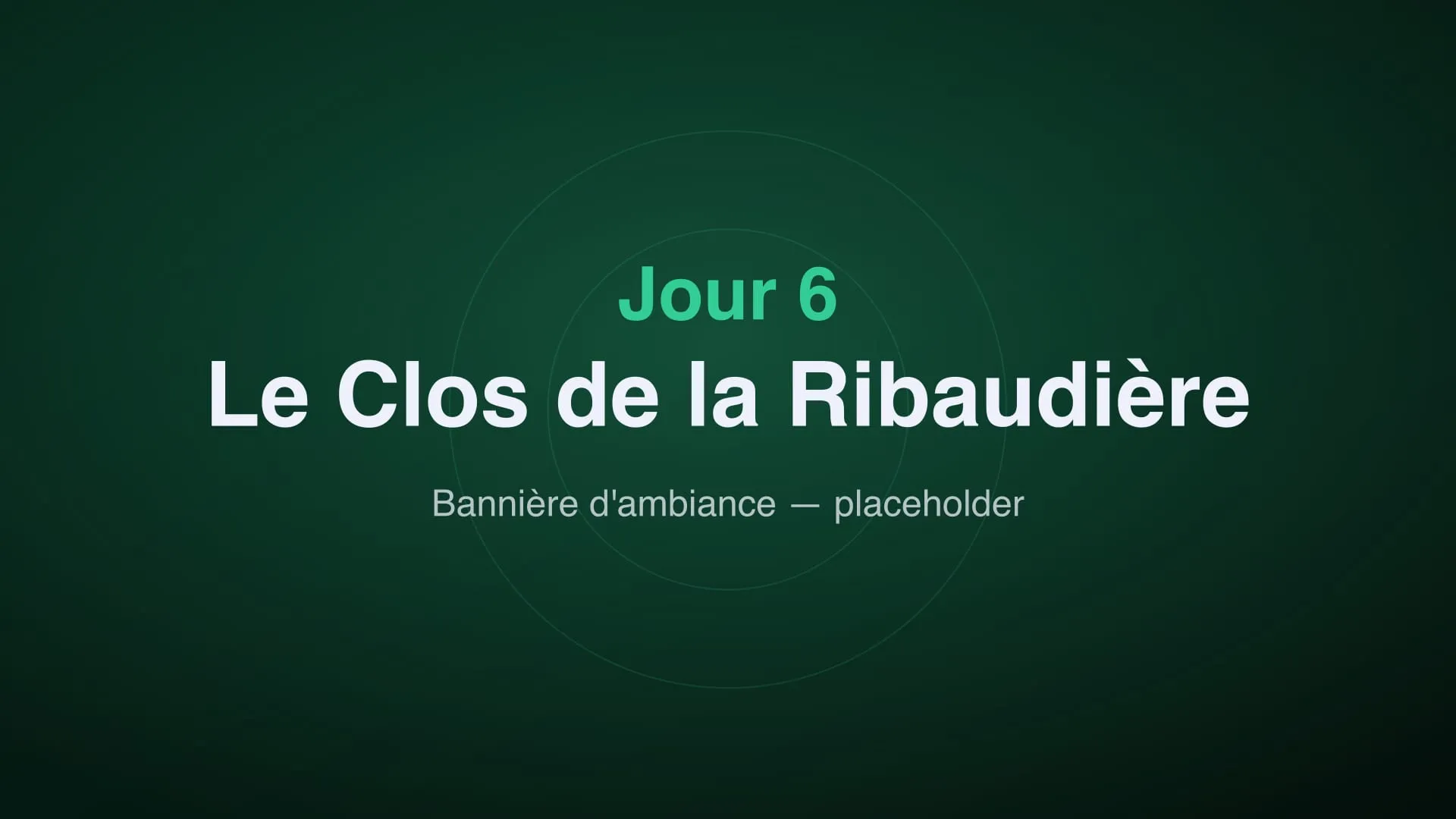 La façade en pierre du Clos de la Ribaudière au milieu des arbres