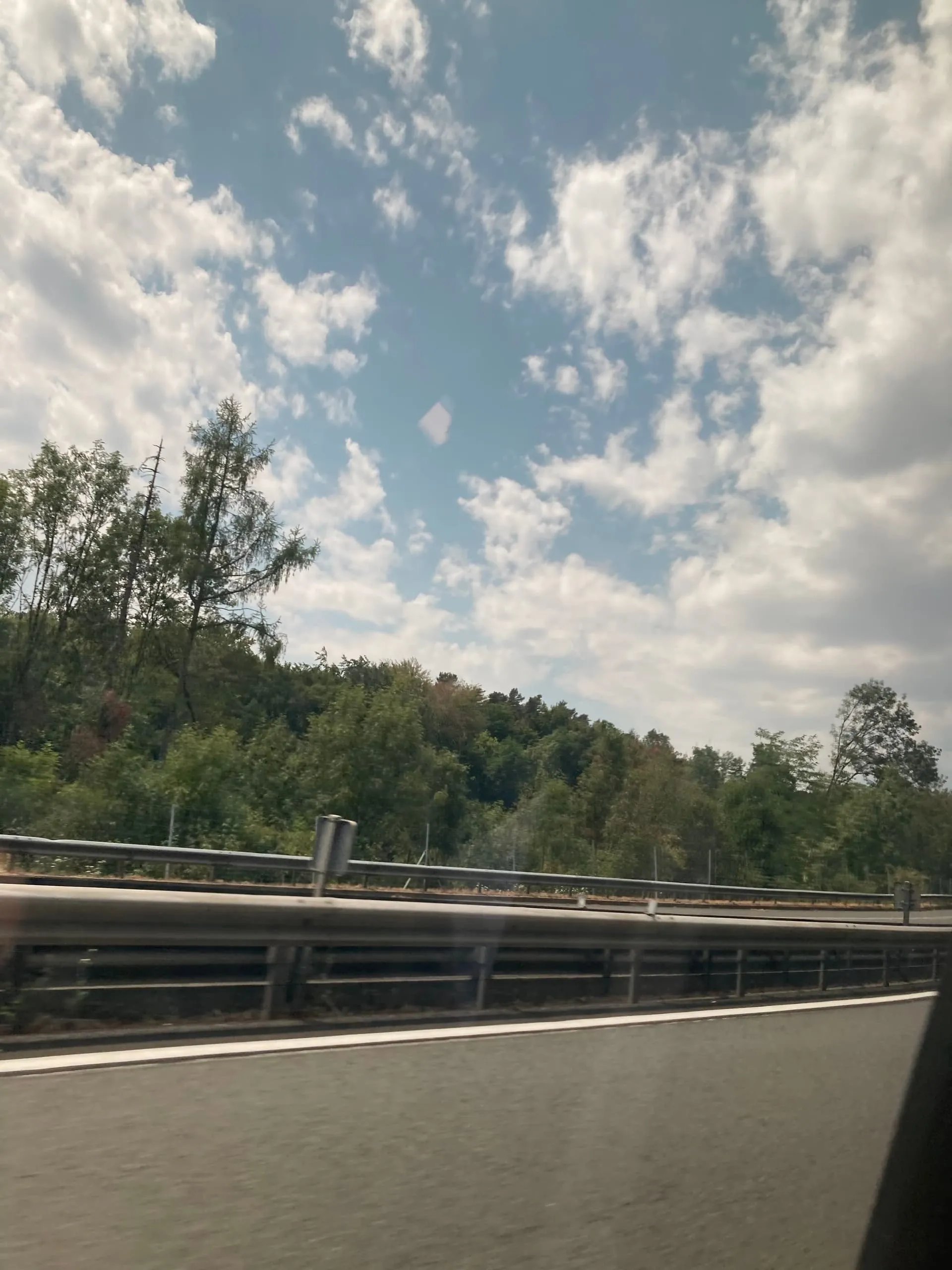 L'autoroute A89 qui file droit vers l'ouest