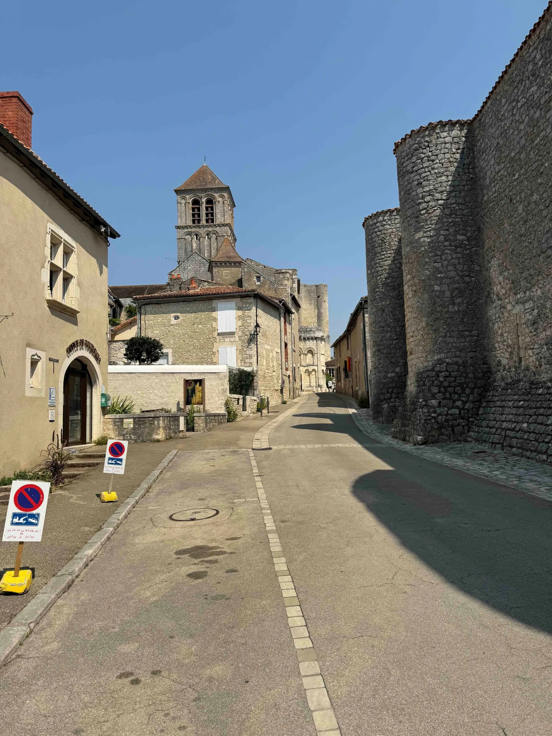 La façade en pierre du Clos de la Ribaudière au milieu des arbres