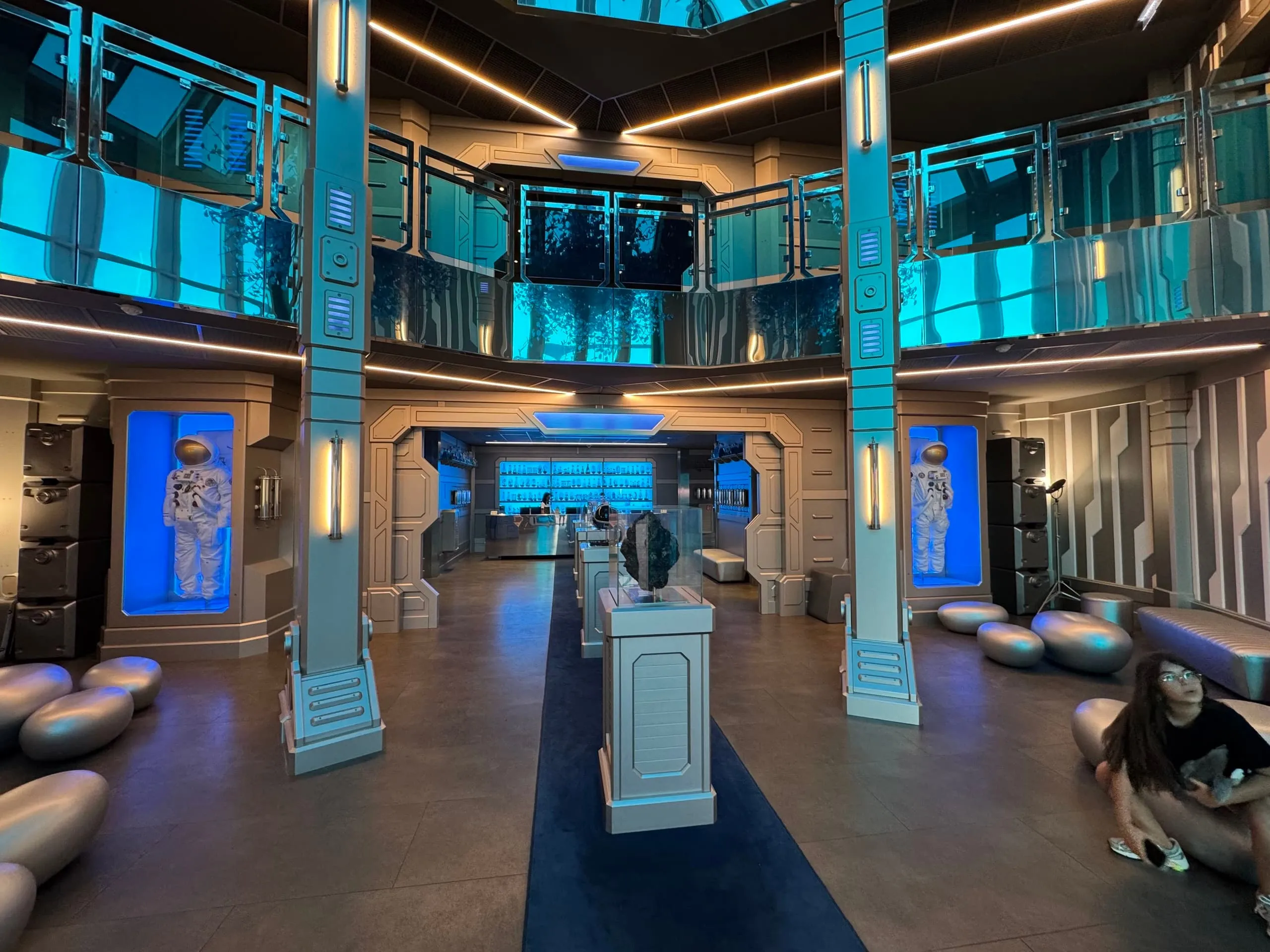La façade colorée et futuriste de l'hôtel Cosmos