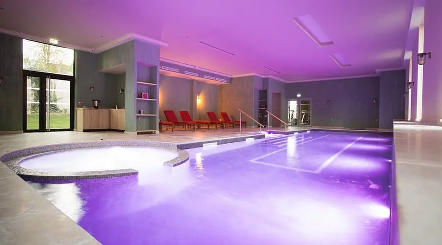Le bassin du SPA dans une lumière tamisée et vaporeuse